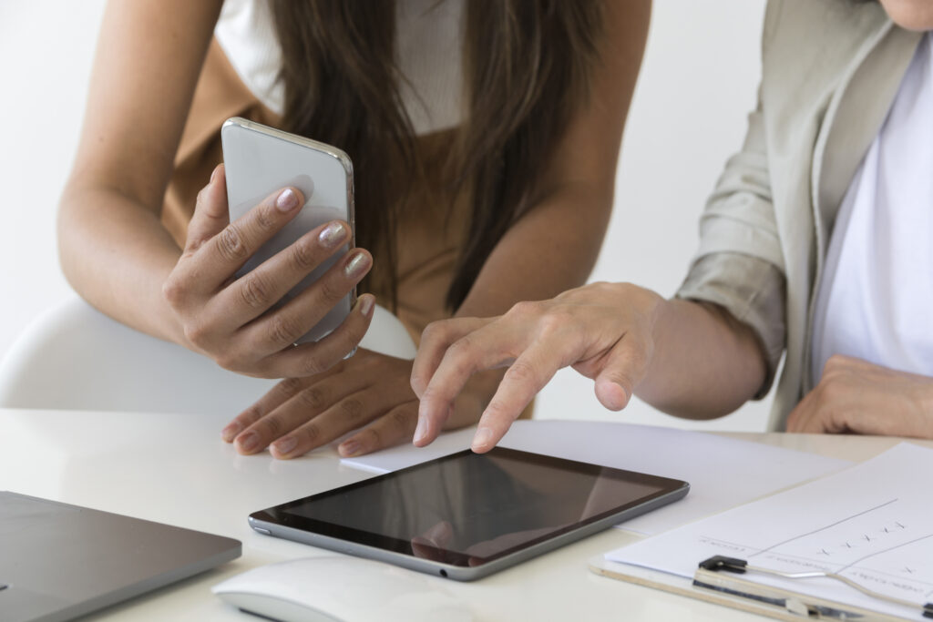 Mesa de trabajo con tablet y piezas visuales digitales